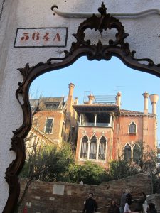 Die Rückseite des Palazzo Dario grenzt mit Garten an den kleinen Campiello Barbaro