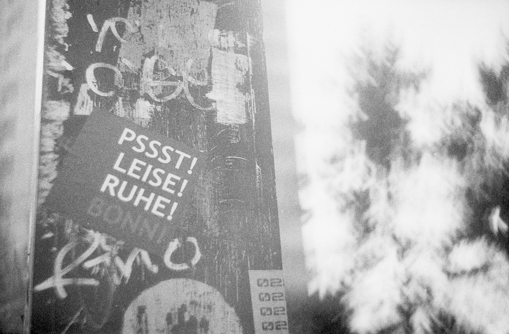 Pssst! Leise! Ruhe! Mit ☮︎ Peace-Zeichen