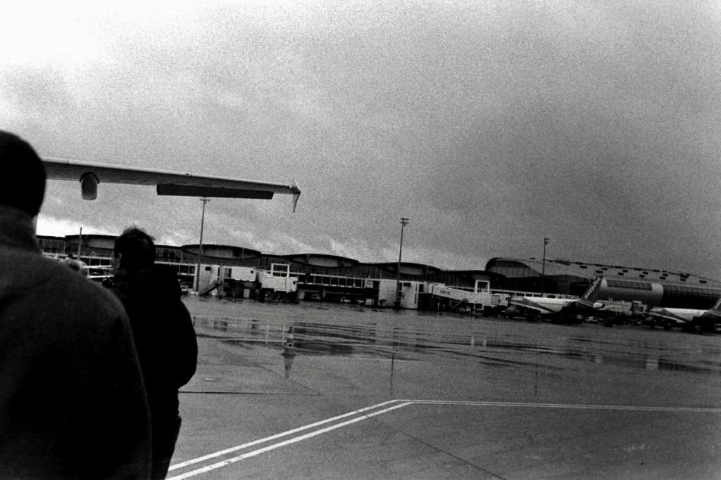 CDG - Boarding (mit der Zorki auf Street Candy, in Caffenol entwickelt)