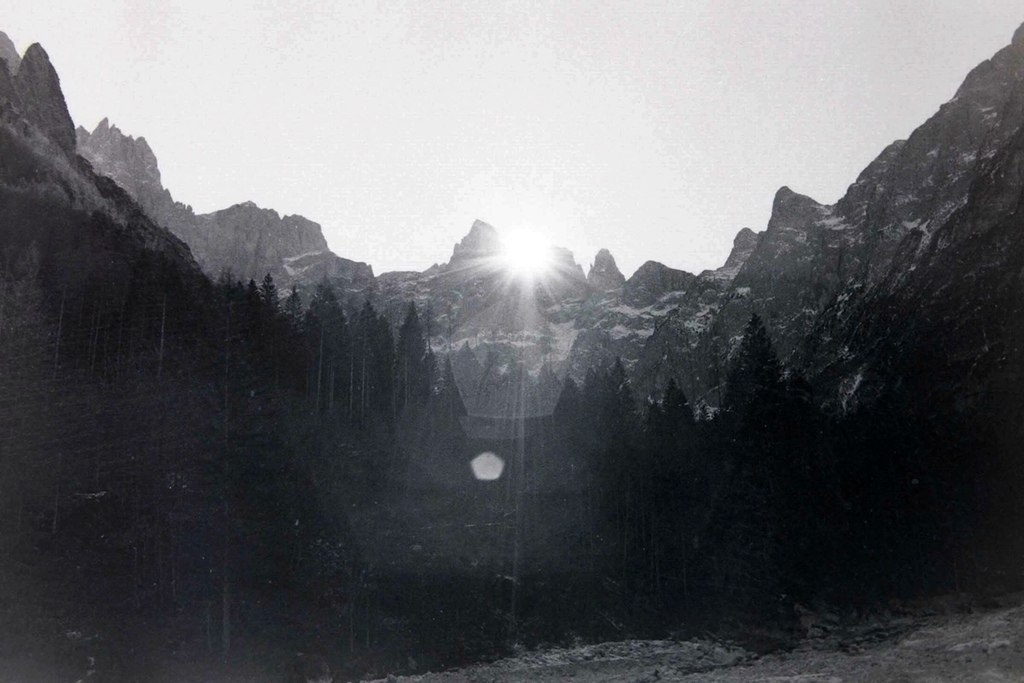 Die Tage sind kurz. Wintersonne hinter den Bergen.
